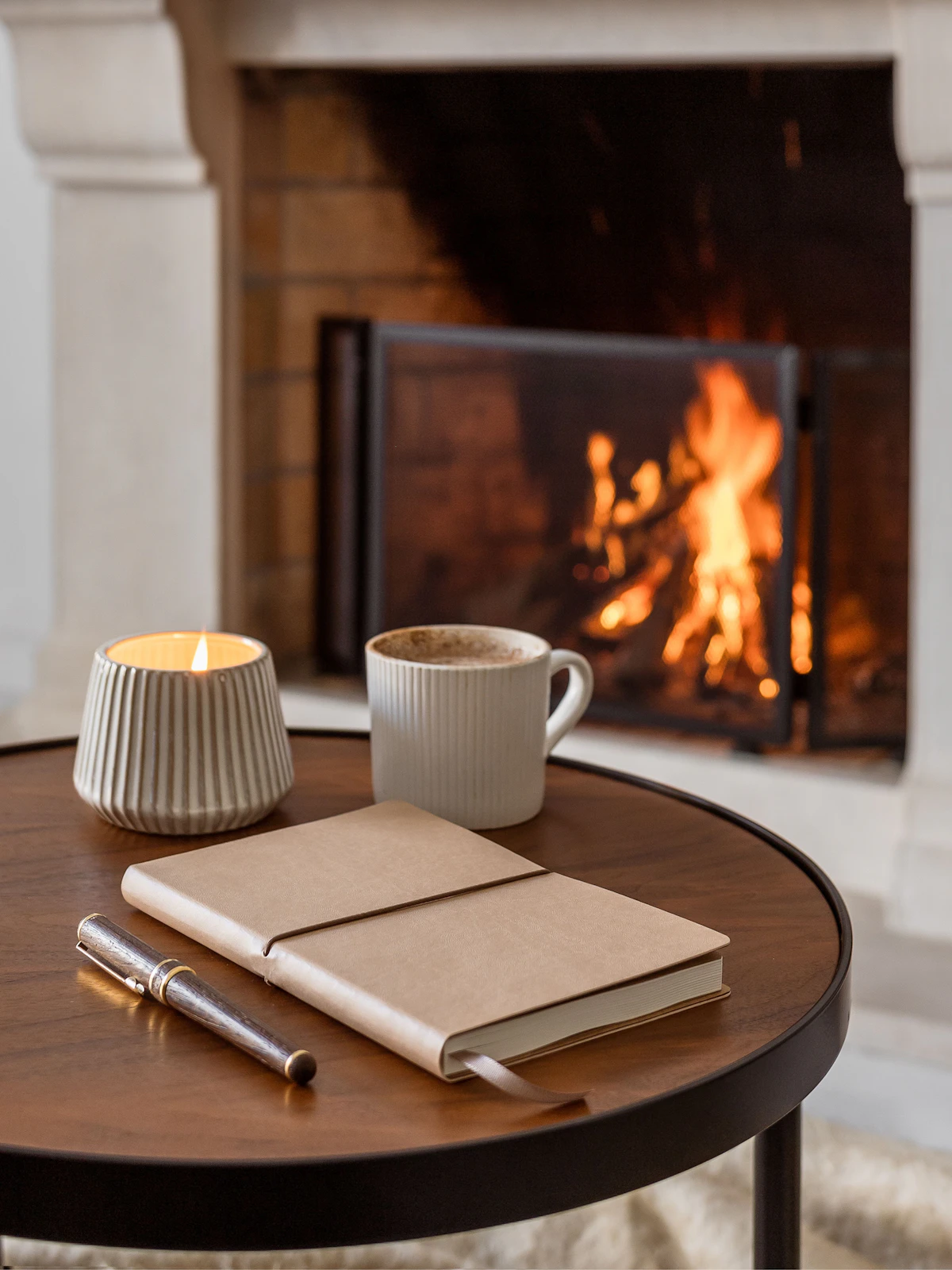 Tisch mit Notizbuch, Teetasse und Unterlagen für ein Beratungsgespräch