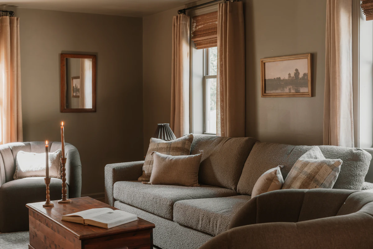 Gemütliches Wohnzimmer mit Sessel im Tageslicht